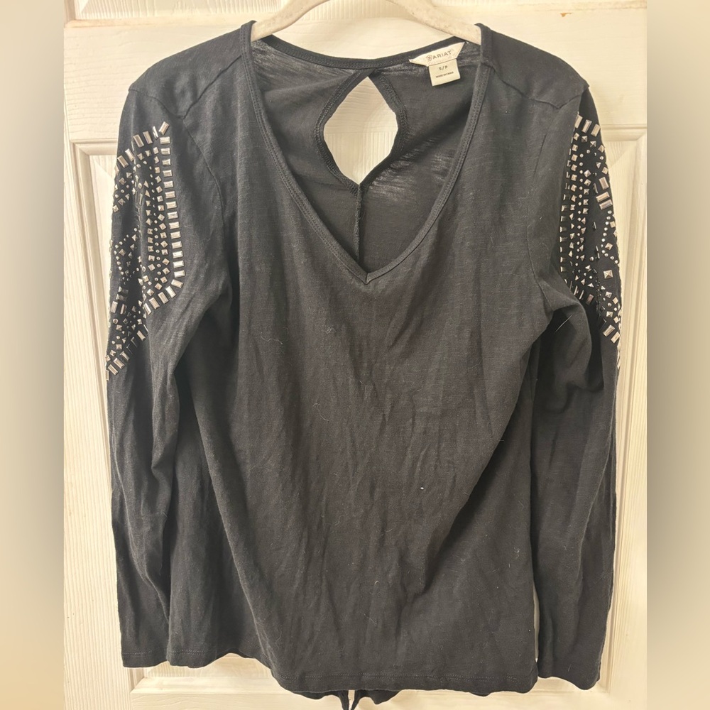 ARIAT SZ S WOMENS BLACK STUDDED V NECK TOP GUC